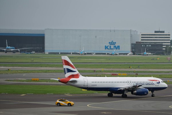 Comment louer une maison flottante sur le lac d'Annecy avec des kayaks pour une exploration libre?
